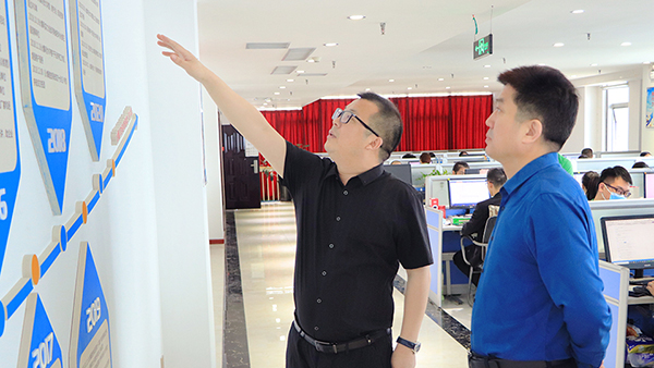 熱烈歡迎石佛園區(qū)運營中心魏主任一行蒞臨火爆網(wǎng)參觀指導(dǎo)!1 熱烈歡迎石佛園區(qū)運營中心魏主任一行蒞臨火爆網(wǎng)參觀指導(dǎo)!1